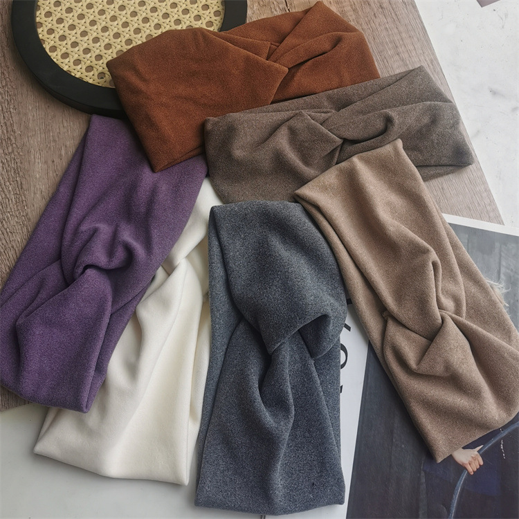 A woman wearing a hair band for daily wear wears short hair with wide edges, which is fashionable and elegant for autumn and winter. The hair band is used to tie the hair, and it is simple for washing the face. It is a hair accessory Application Scenario