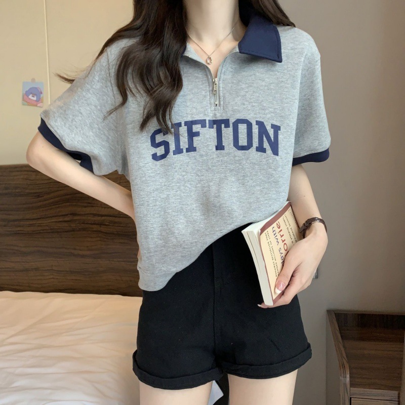 A 200-pound large-sized summer POLO collar off-the-shoulder short-sleeved T-shirt that covers the belly. It's a loose and slimming zipper top for chubby girls. It's trendy Application Scenario