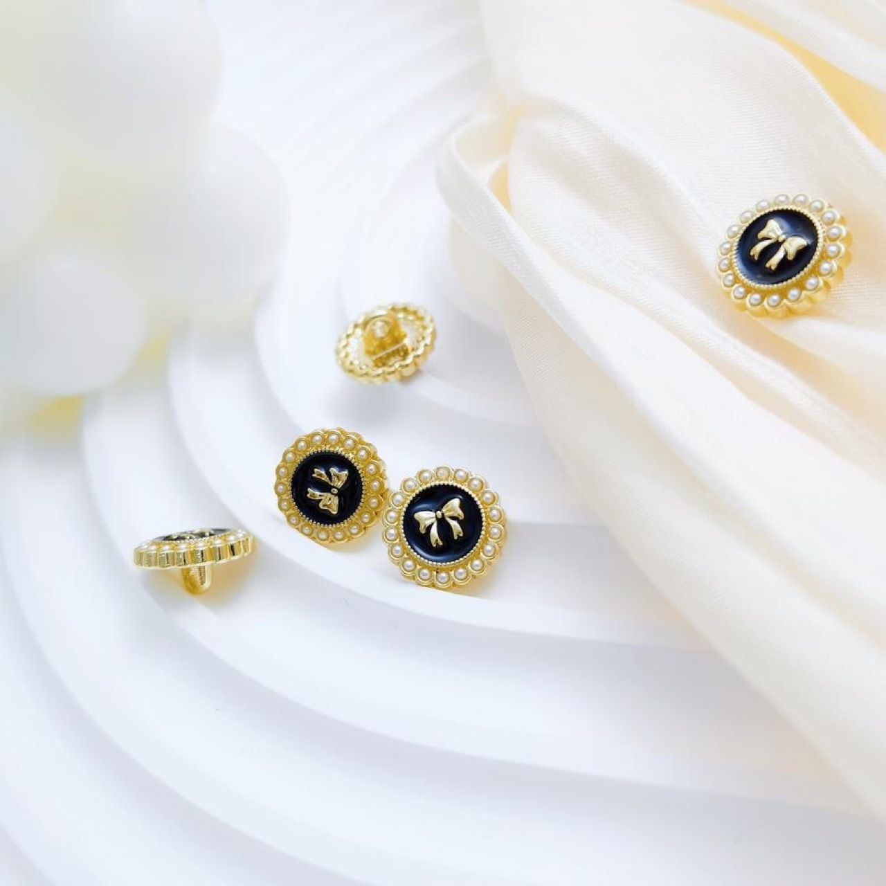 Bow pearl shirts, metal hand-sewn buttons, alloy decorative buttons, fashionable and versatile coat buttons wholesale details Picture
