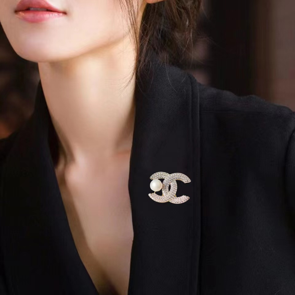 Dongdaemun corea broche de mariposa con diamantes y perlas anti-pasarela hebilla de alto grado de fijación pin de ropa accesorios Application Scenario