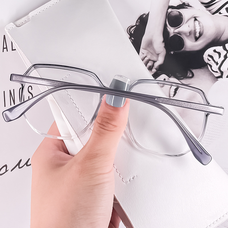 The 18427YF retro frame glasses are a popular choice for women with large faces and myopia. They feature an irregular transparent frame Specification image
