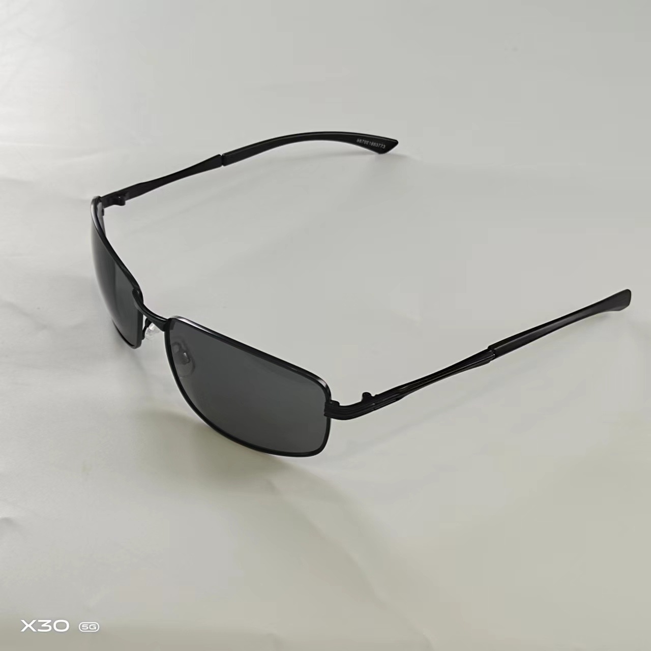 Wholesale of metal sunglasses, mixed batch of men's and women's sunglasses, fashionable and trendy, street stall, wandering around, dazzling sunglasses Application Scenario
