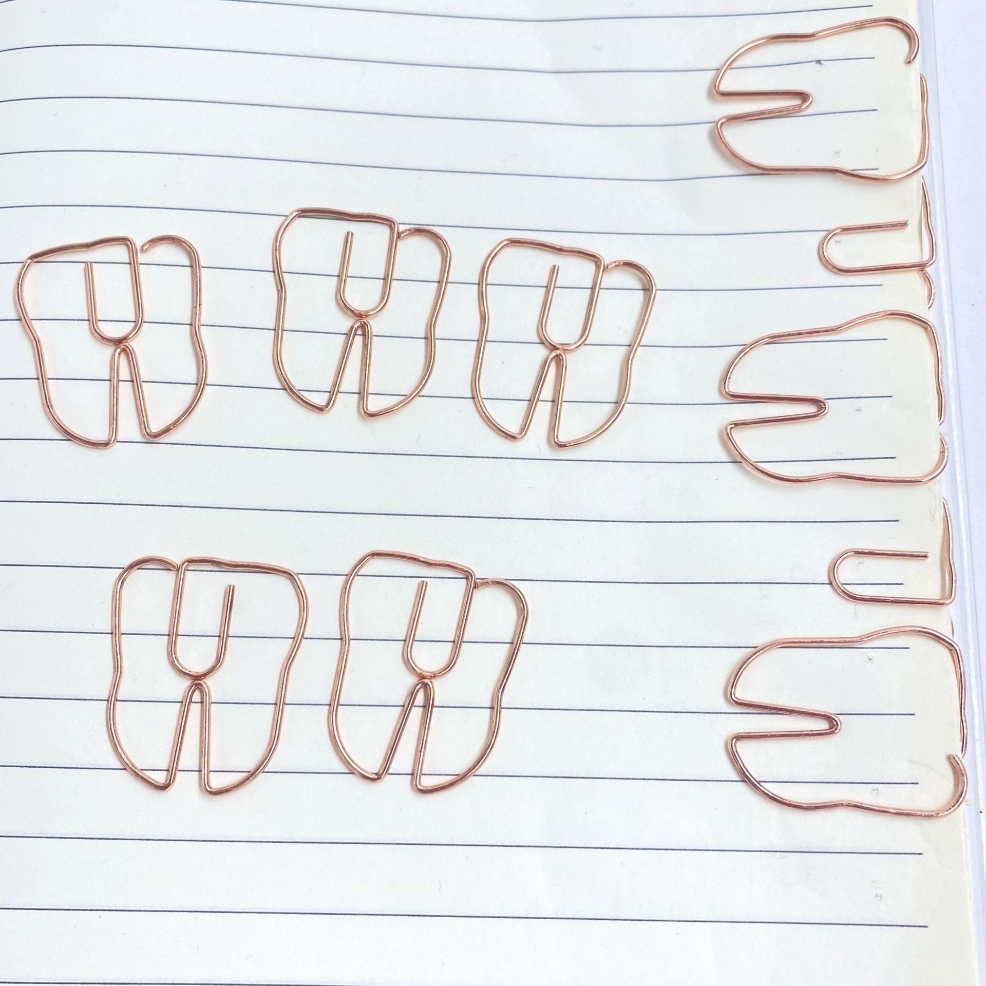 Wholesale of creative irregular-shaped paper clips, rose gold electroplated paper clips, small paper clips and fun office supplies Application Scenario