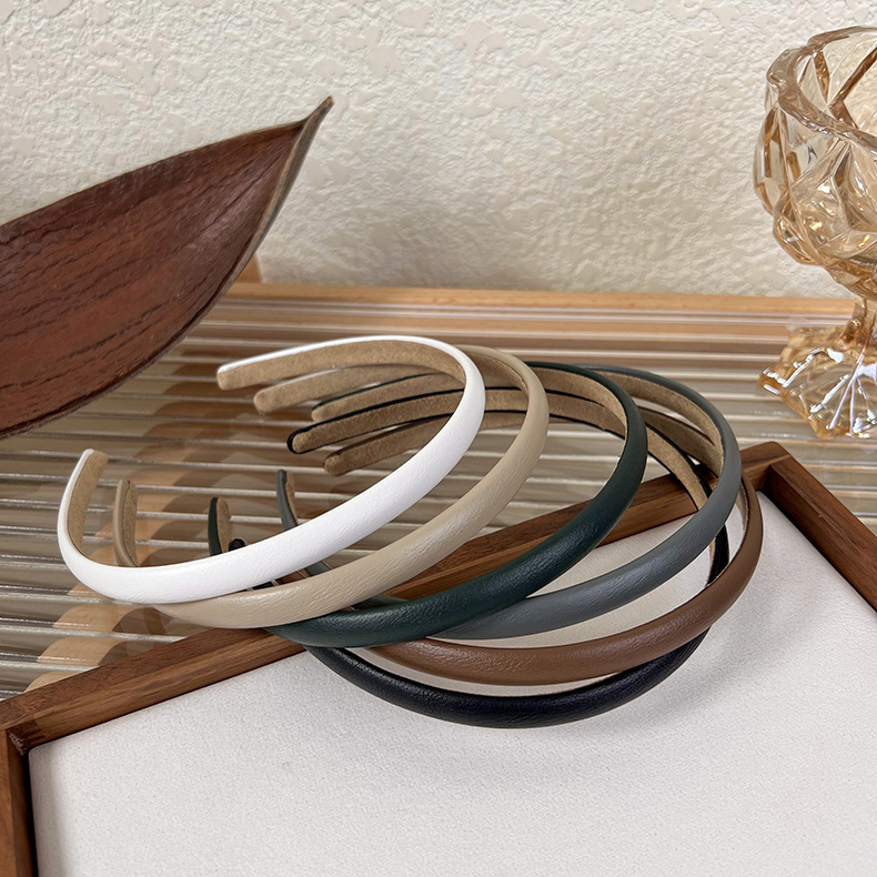 Korean autumn and winter retro style, versatile leather thin hair band, simple French niche design pressure-sensitive hair band and hair accessory details Picture