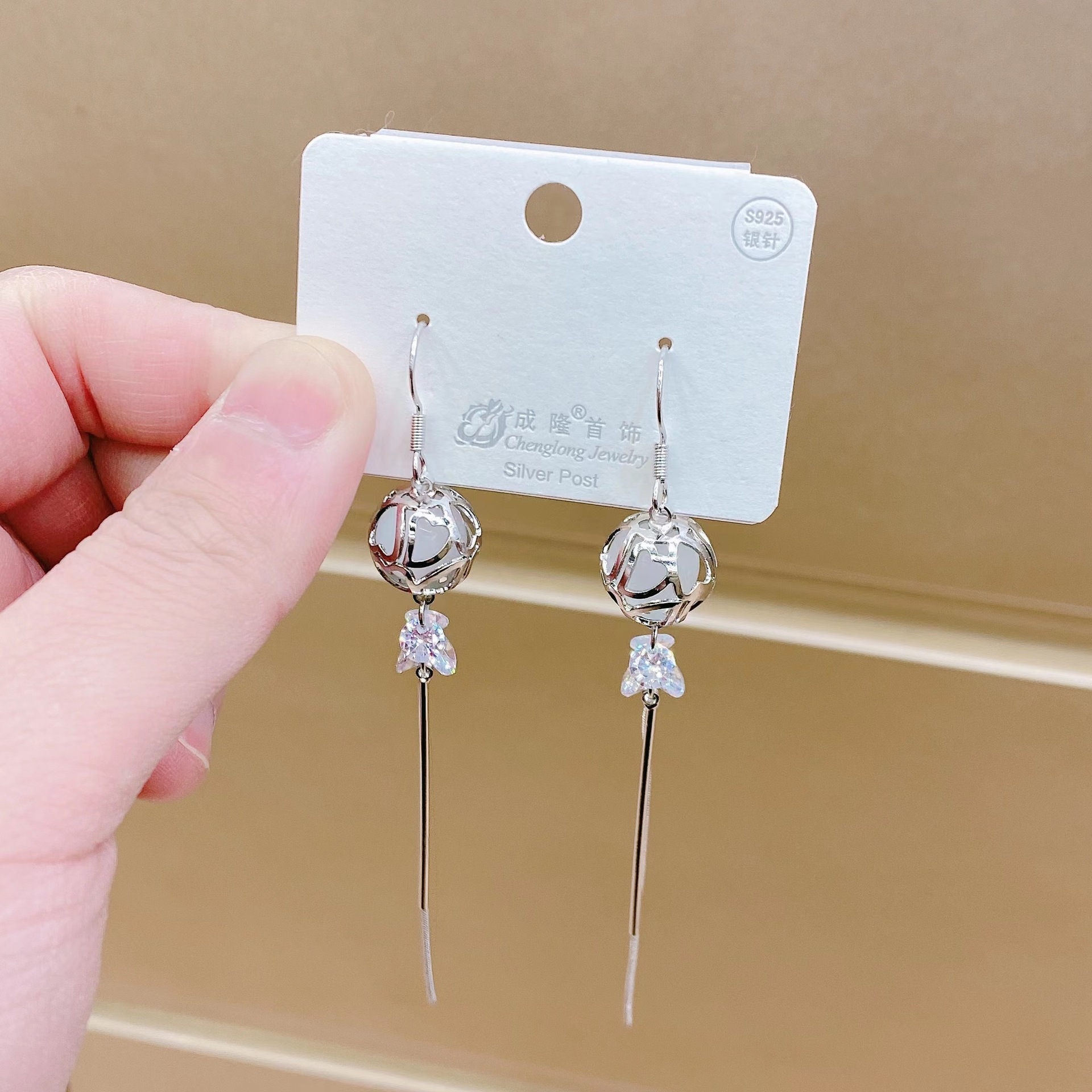 【 Silver Needle 】 Korean-style tassel elegance, cat-eye zircon noble silver needle earrings, a popular bestseller in live-streaming by Internet celebrities Application Scenario