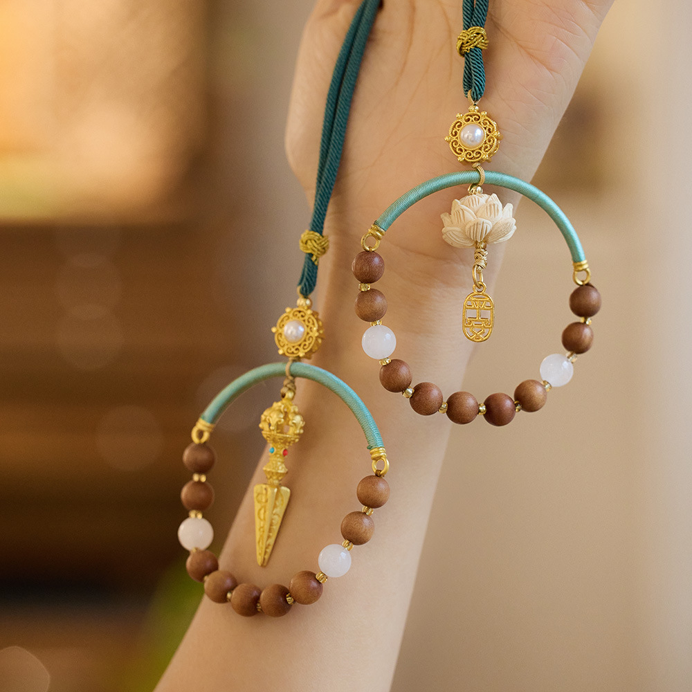 The same style of sandalwood car hangers for temples, Chinese-style car hangers, rearview mirror pendants, and safe car hangers for both men and women details Picture