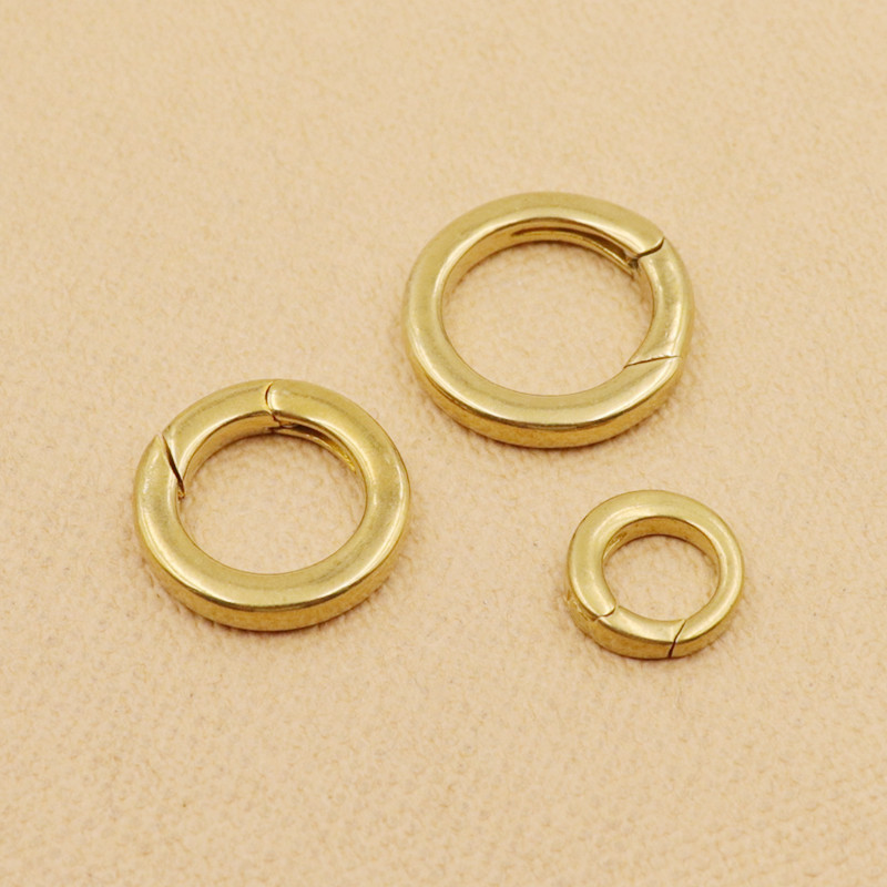 Brass circular spring buckle, pure copper flat wire spring coil, movable open ring, diy hardware bag accessories, keychain Application Scenario