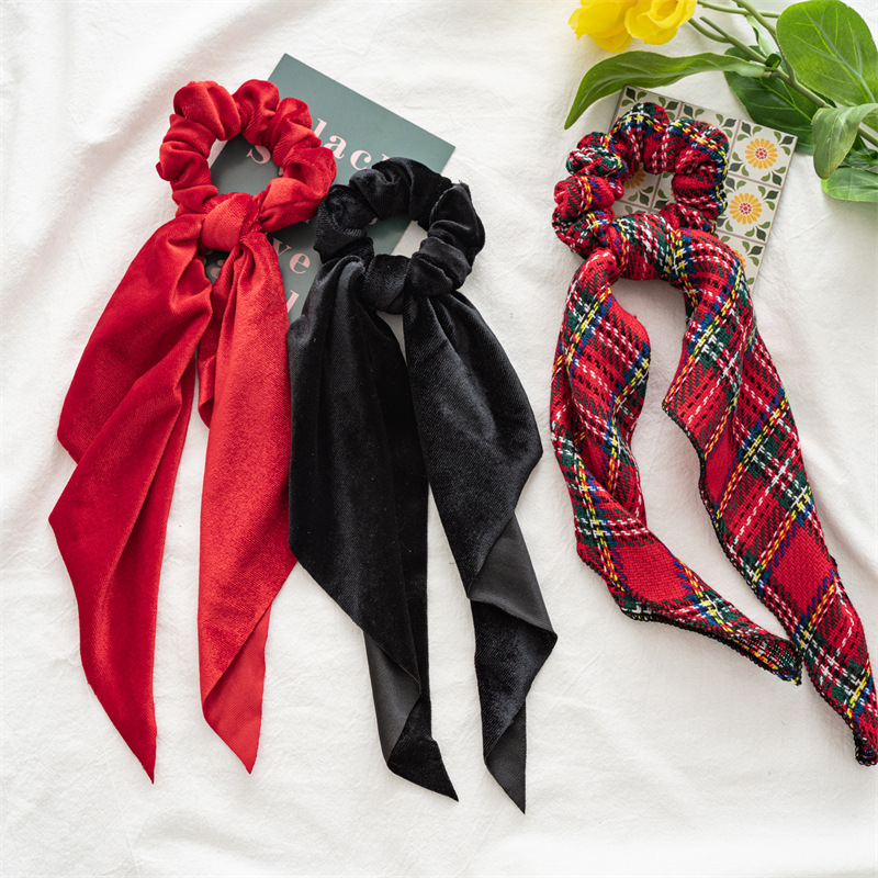 The Three States Autumn and Winter Christmas collection features a velvet ribbon large intestine circle headpiece, Christmas hair accessory, and a hair tie tied in a ponytail
