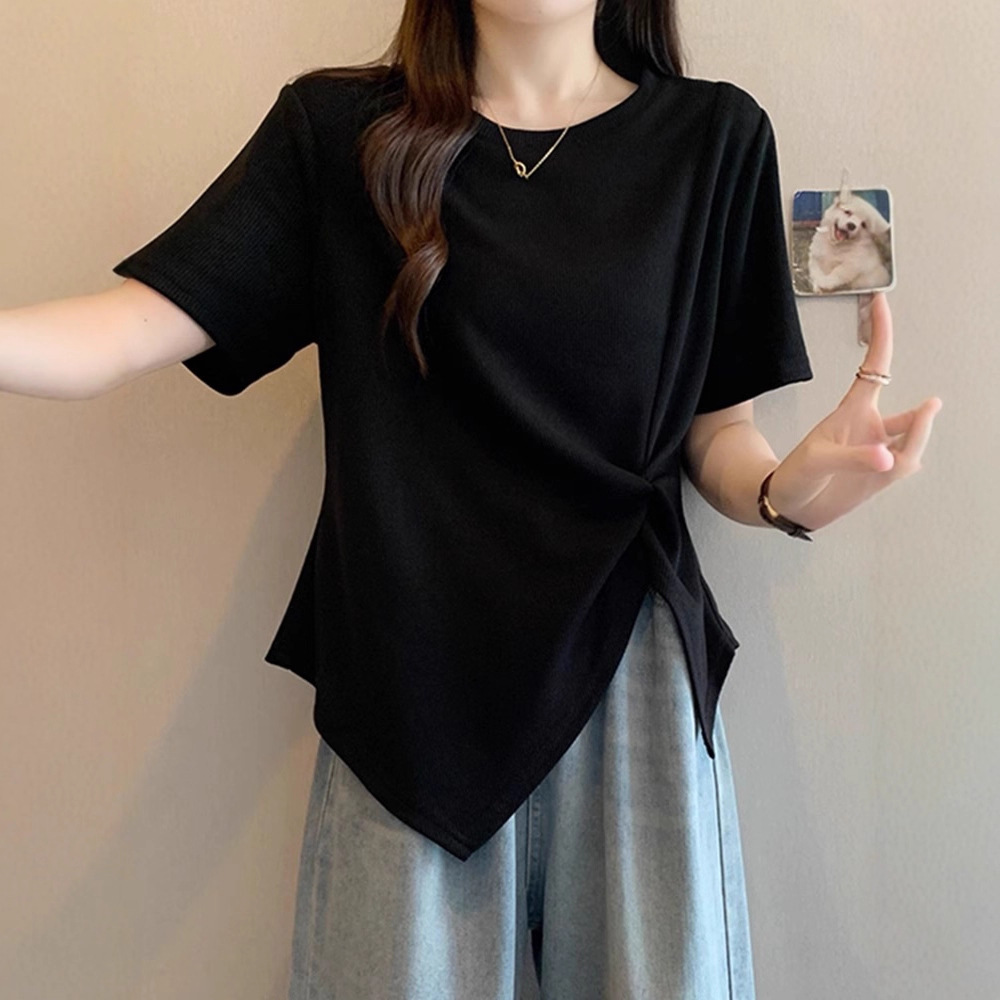 A black large-sized irregular short-sleeved T-shirt for women with a summer cotton slit design. It's a high-end, niche and non-repetitive top