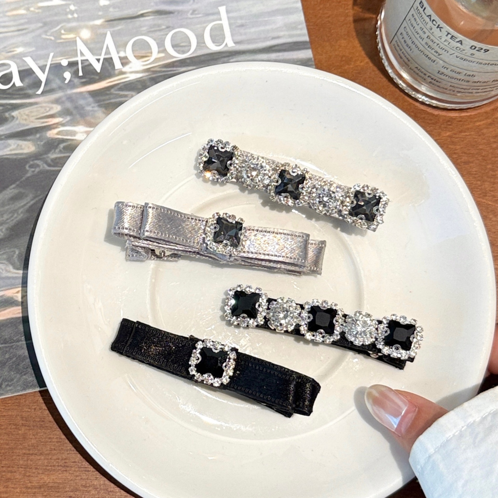 The high-end appearance level of the light luxury diamond hair clip is elegant and versatile. The full diamond duckbill clip is sweet and cool with a touch of gold. The bangs clip is a water diamond hair accessory pic 10