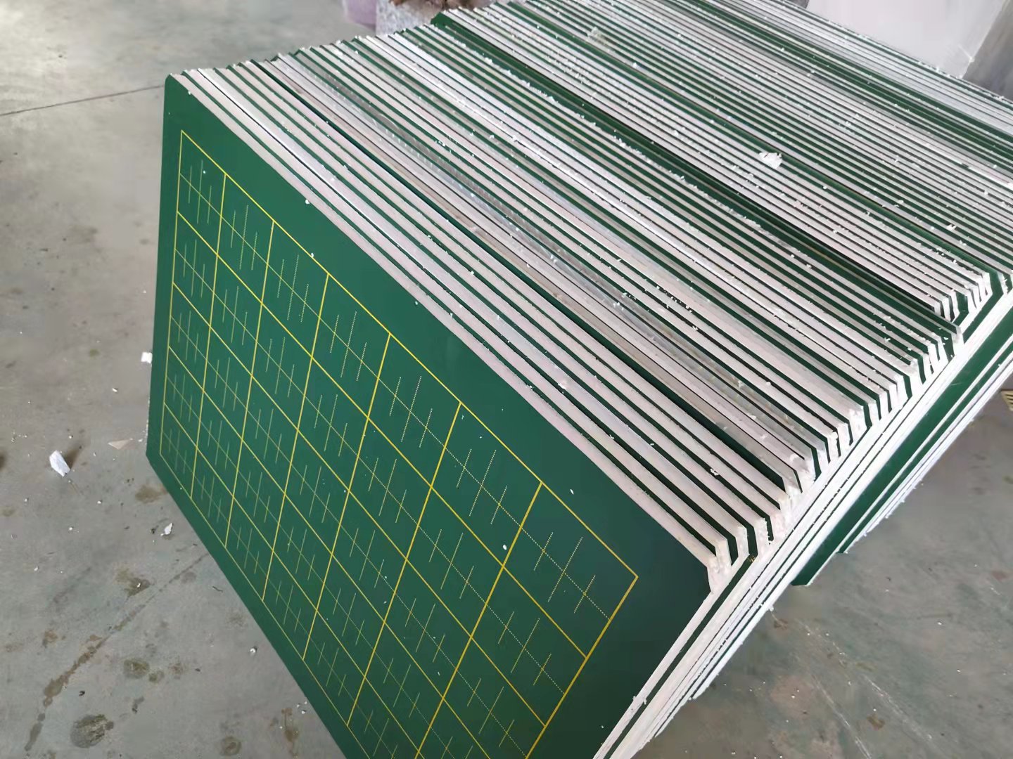 Portable thickened home teaching pinyin square grid English and math double-sided magnetic chalk table small blackboard Application Scenario