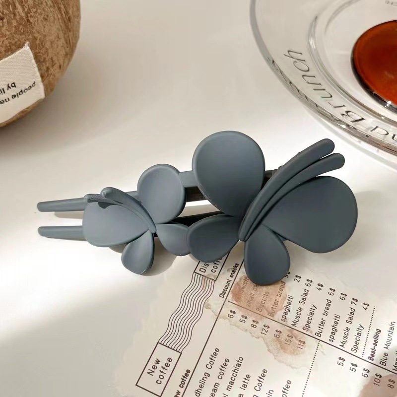 Net Red High Appearance Level Simple Matted Butterfly Hairpin Female Fairy Super Sensen Female Hair Accessories Advanced Sense Summer 2023 Application Scenario