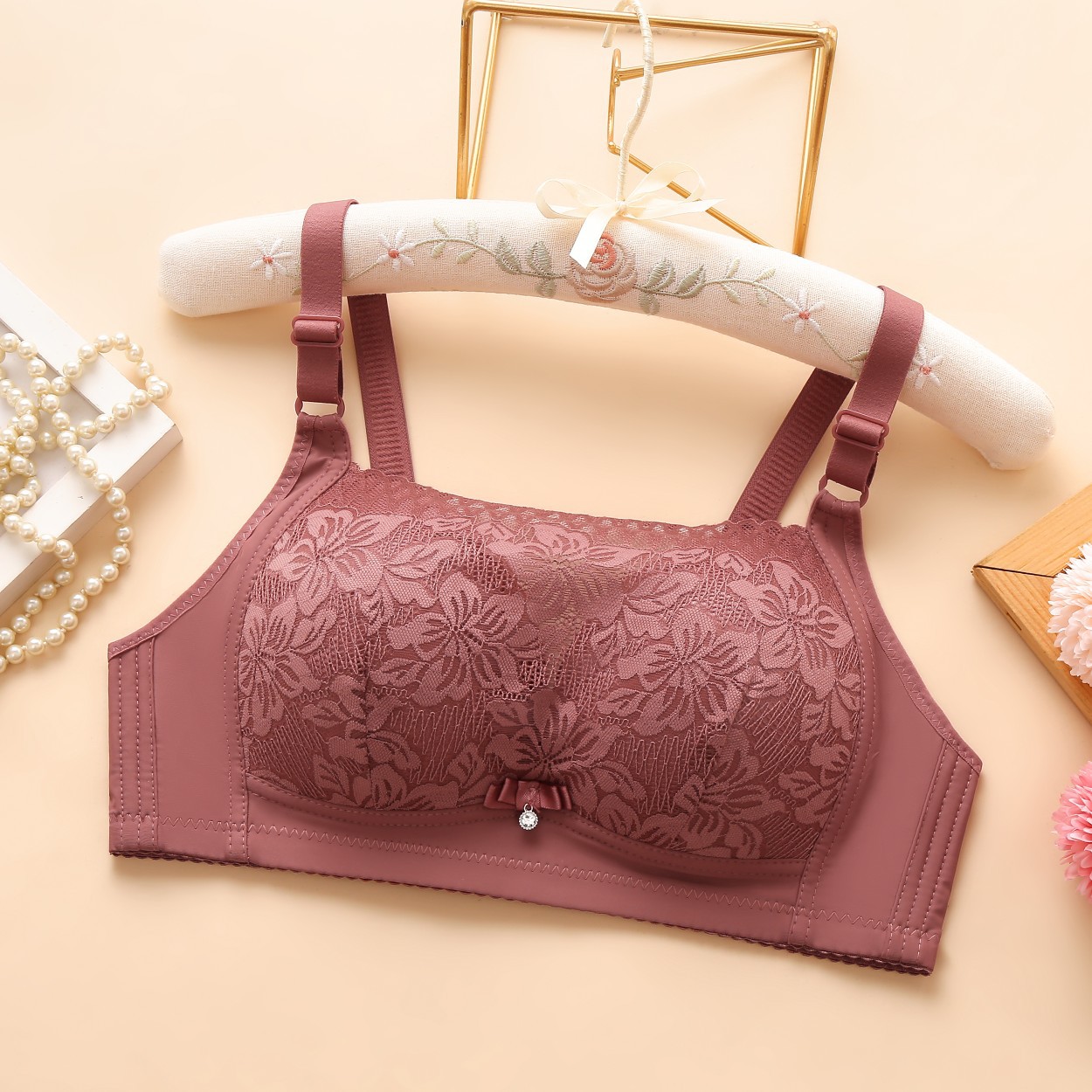 Skin-friendly cotton, breathable cotton, strapless, anti-glare, gathering and retracting secondary breasts bra Application Scenario