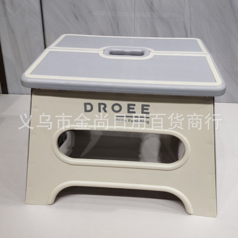 Children's C-style folding stool, household small stool, portable folding plastic stool, outdoor mini thickened adult small stool Specification image