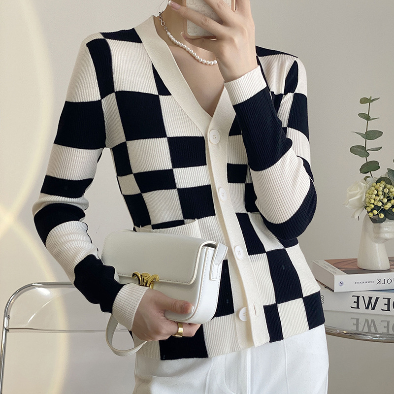 ED Checkerboard V-neck knitted sweater for women, long-sleeved cardigan, slim-fit sweater, woolen style commuter coat, autumn women's wear Application Scenario