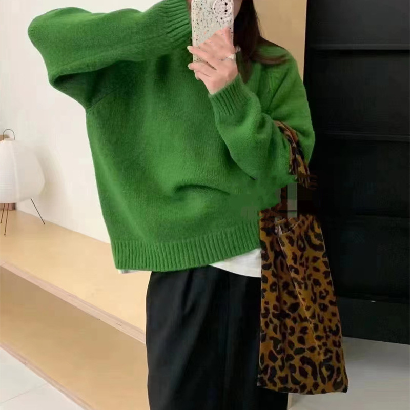A new solid-color round-neck sweater for women in autumn and winter, with a back label design. It is a loose and soft pullover knitted top for women pic 9