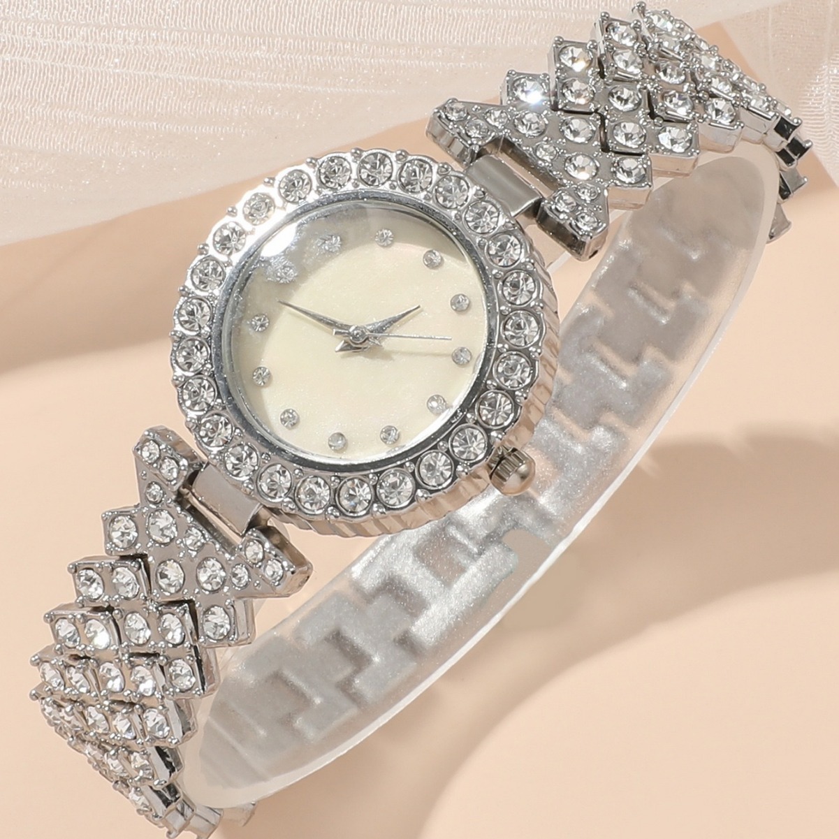 Foreign Trade Sales Of The Explosive Luxury Box All-In-One Grand Rhinestone Women's Five-Piece Gift Box Quartz Watch Application Scenario