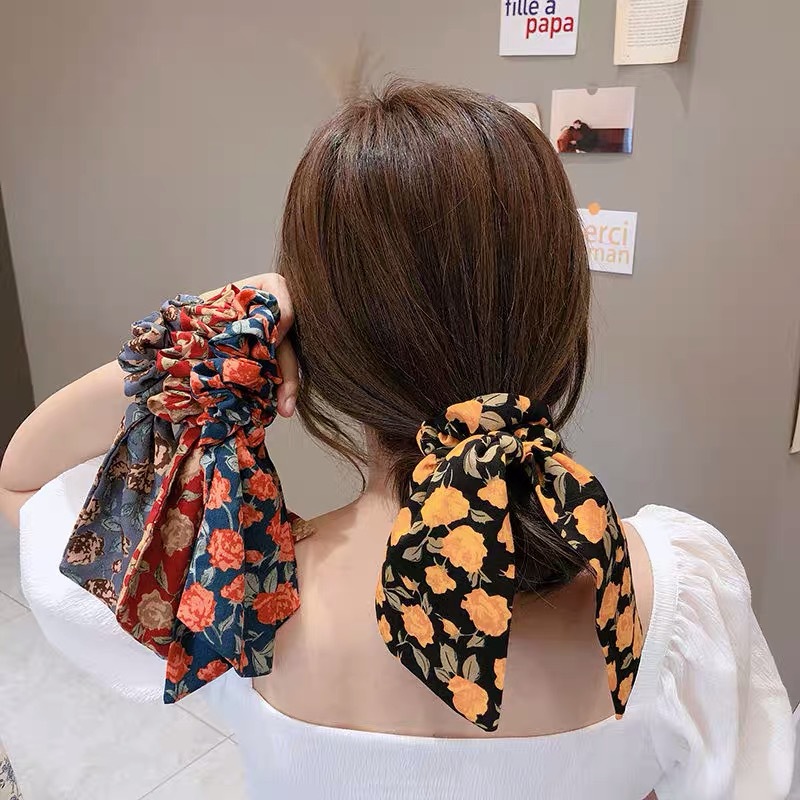 French retro floral hair tie and headband, simple flowing ribbon, popular ponytail hair tie, new leather band hair band headwear for women Application Scenario