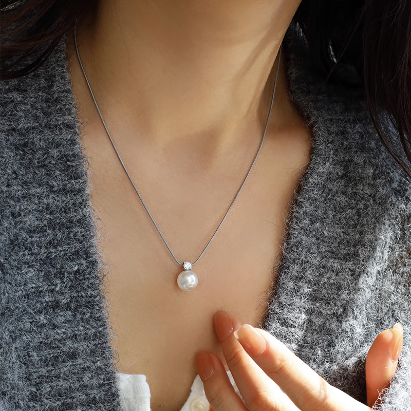 Pendant pearl necklace, women's light luxury high-end, niche sweater chain, long and versatile, simple collarbone chain accessory for autumn and winter Application Scenario