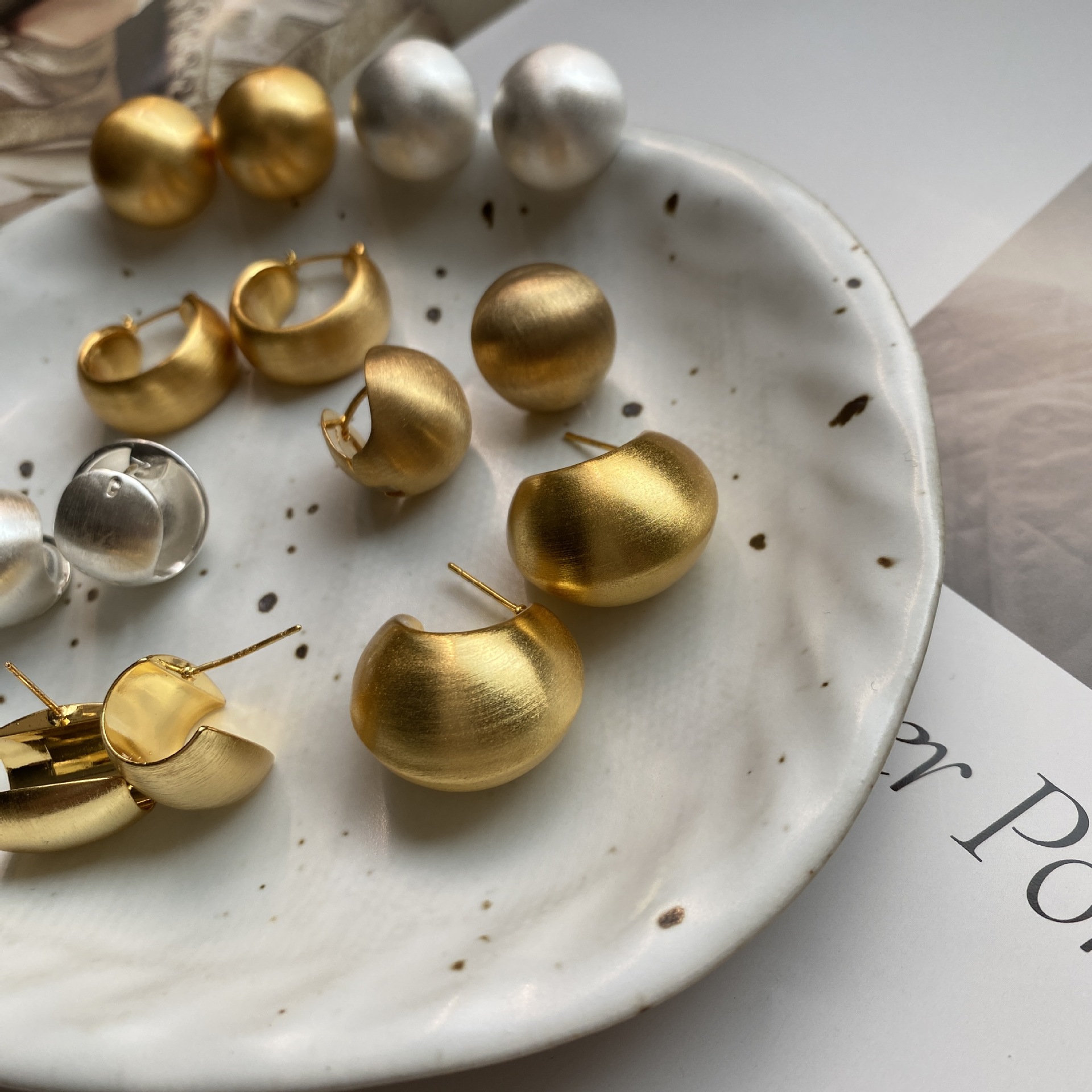 Fashionable matte metal brushed stud earrings s925 silver needle brass gold-plated Korean niche, versatile and stylish earrings