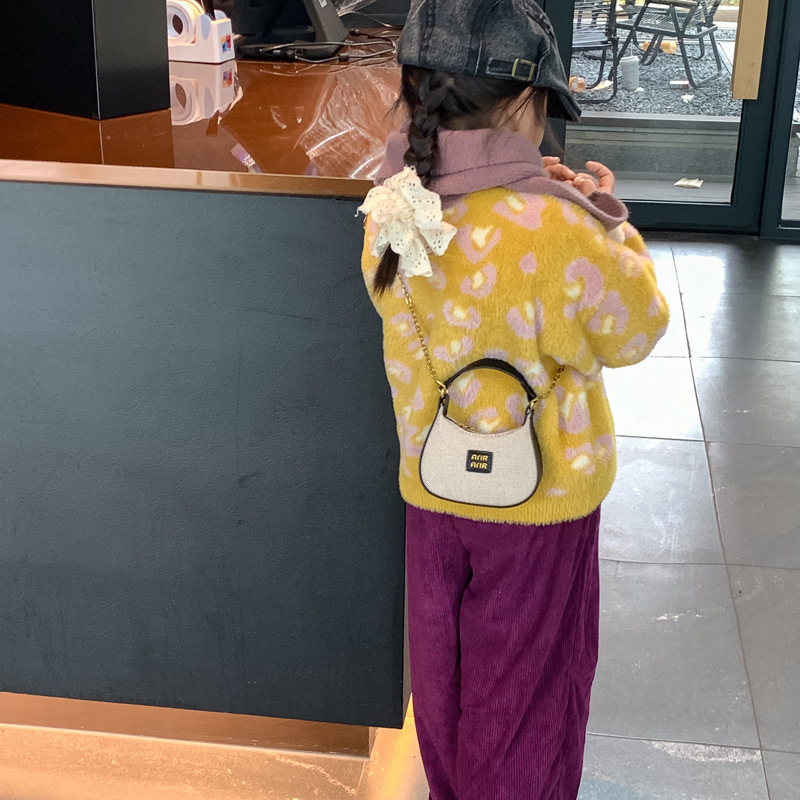 Korean-style stylish leopard print single-shoulder bag for boys and girls, fashionable checked baby handbag, 2024 new mini children's bag details Picture