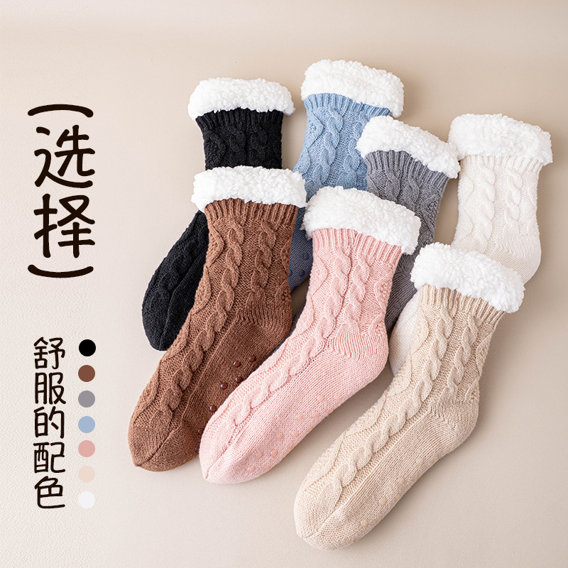 One-piece delivery of lamb fleece socks for women in autumn and winter, thickened and fleece to warm feet and keep warm during sleep at home. One-piece delivery of floor socks for postpartum and postpartum periods Application Scenario