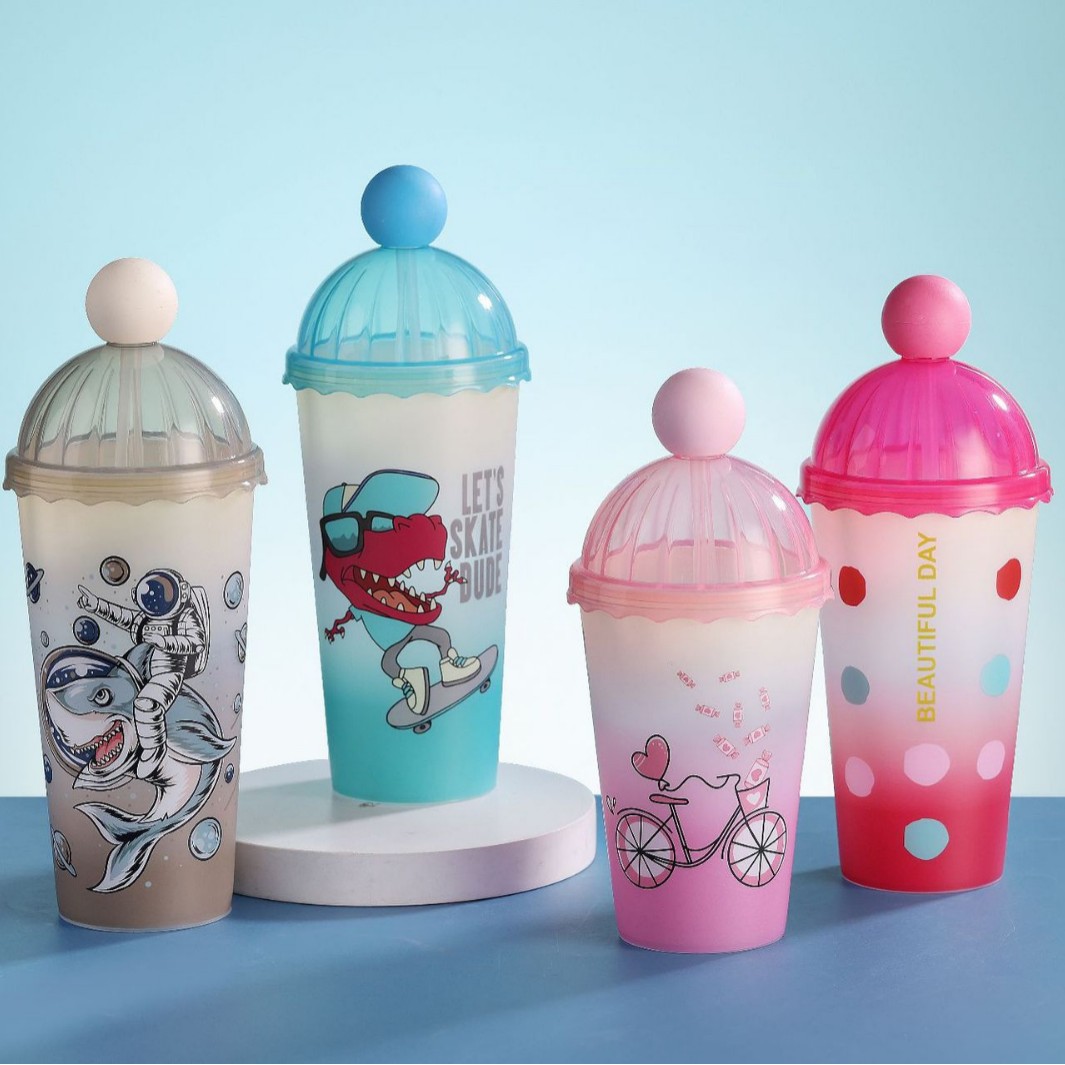 New cartoon plastic water cups, creative cartoon animal straw cups, high appearance level, cute milk tea and juice cups wholesale Item Picture