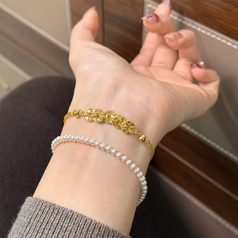 New light luxury, fashionable and exquisite copper coin broken ice necklace, simple yet high-end, retro and versatile, elegant collarbone chain for women Application Scenario