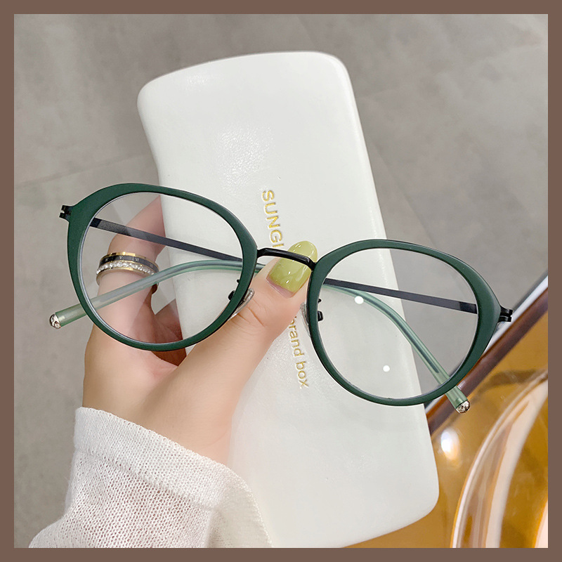 This is a super light, fashionable and fresh frosted eye frame from carin in South Korea. It features a round frame and anti-blue light protection details Picture