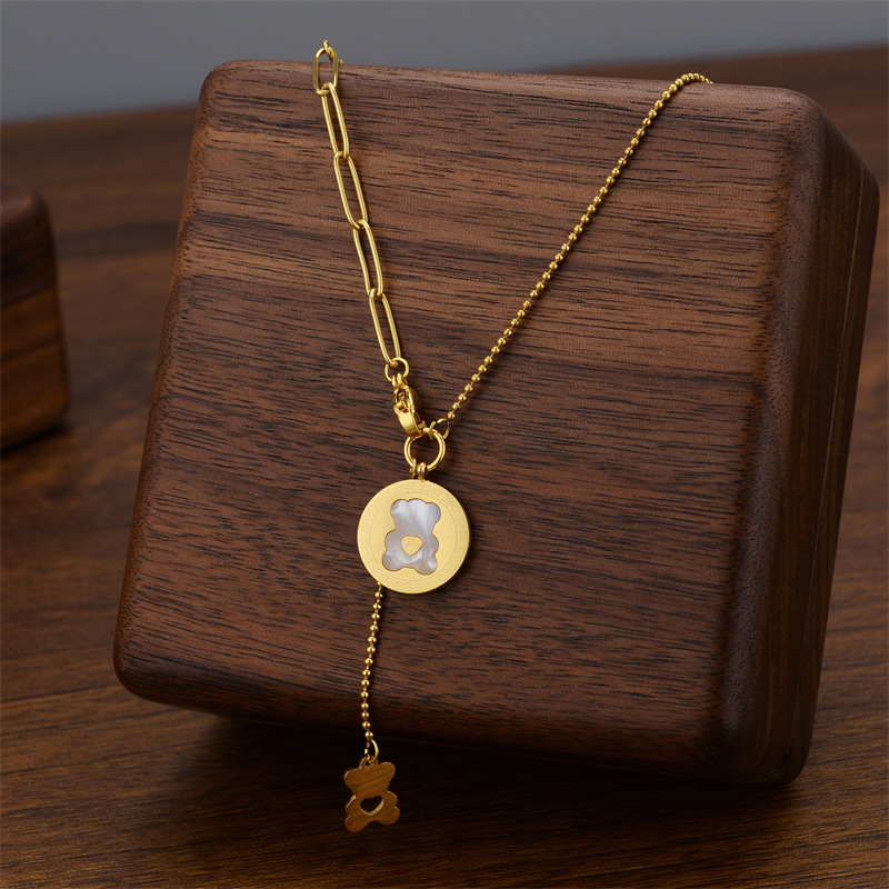 Cross-Border Hot Selling Korean Style Korean Style Titanium Steel Necklace Female Simple Luxury Design Sense Titanium Steel Collar Bone Chain Jewelry Wholesale Application Scenario