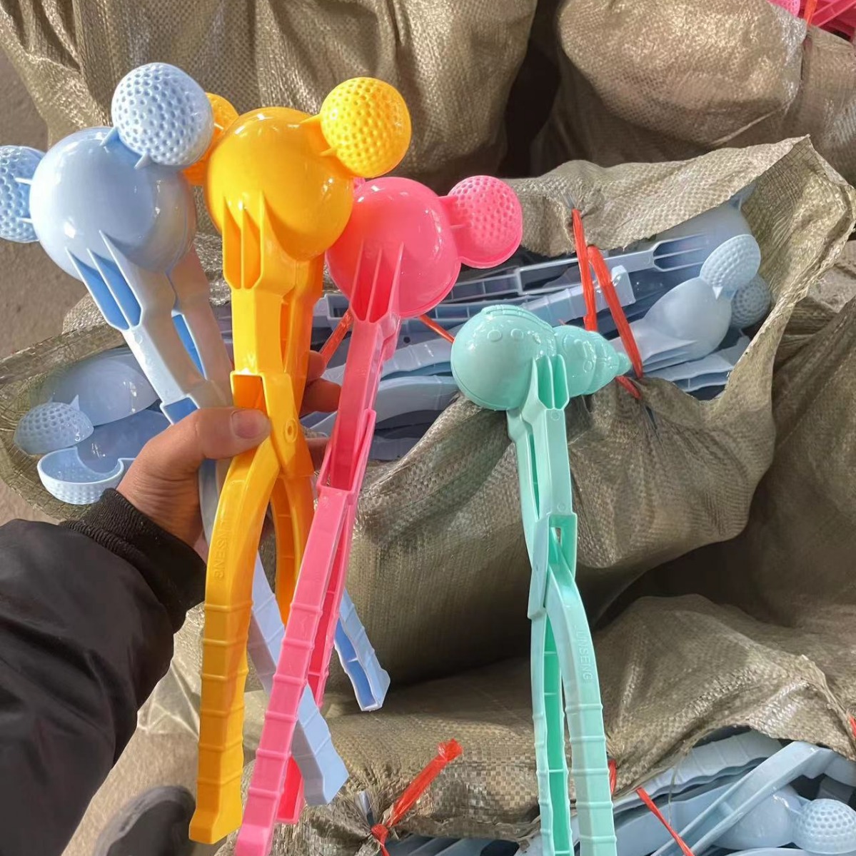 Beach toys with sand mold snowball clip Mickey clip snowball tool snowball clip children toy stall wholesale Application Scenario