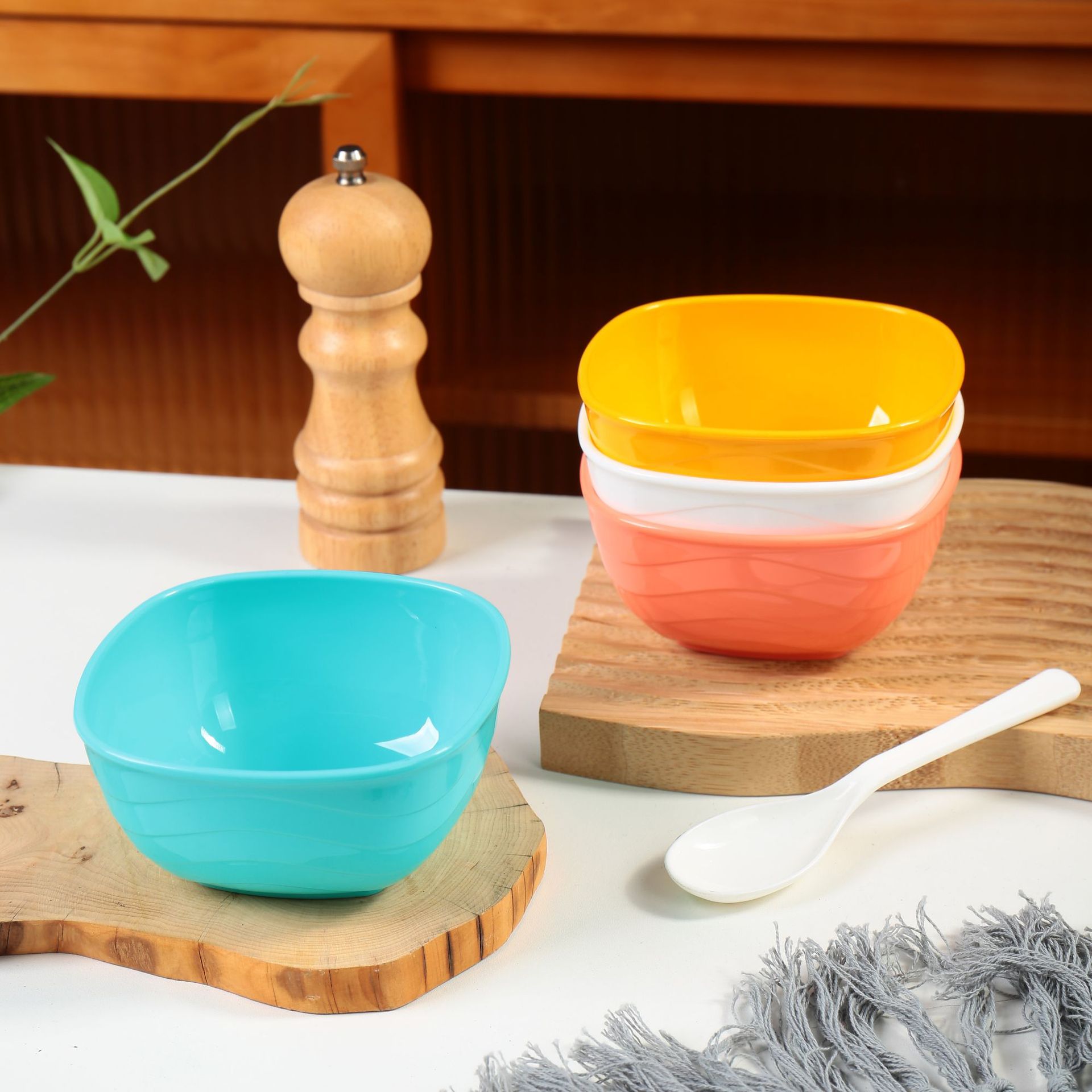 4-piece set of Xiaojian Renjia cartoon household square plastic bowl set for children Specification image