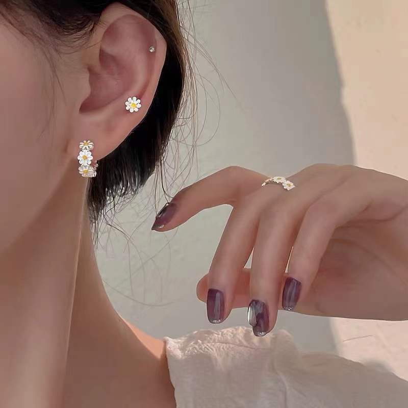 Cross-Border Hot Instagram Small Daisy Ear Buckle Female White Drop Glue Flower Earrings Simple Temperament Daisy Earrings Specification drawing