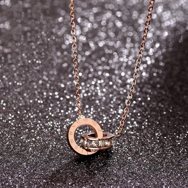 A best-selling titanium steel Roman double ring necklace on Douyin that doesn't fade, with 18K rose gold chain plating Application Scenario