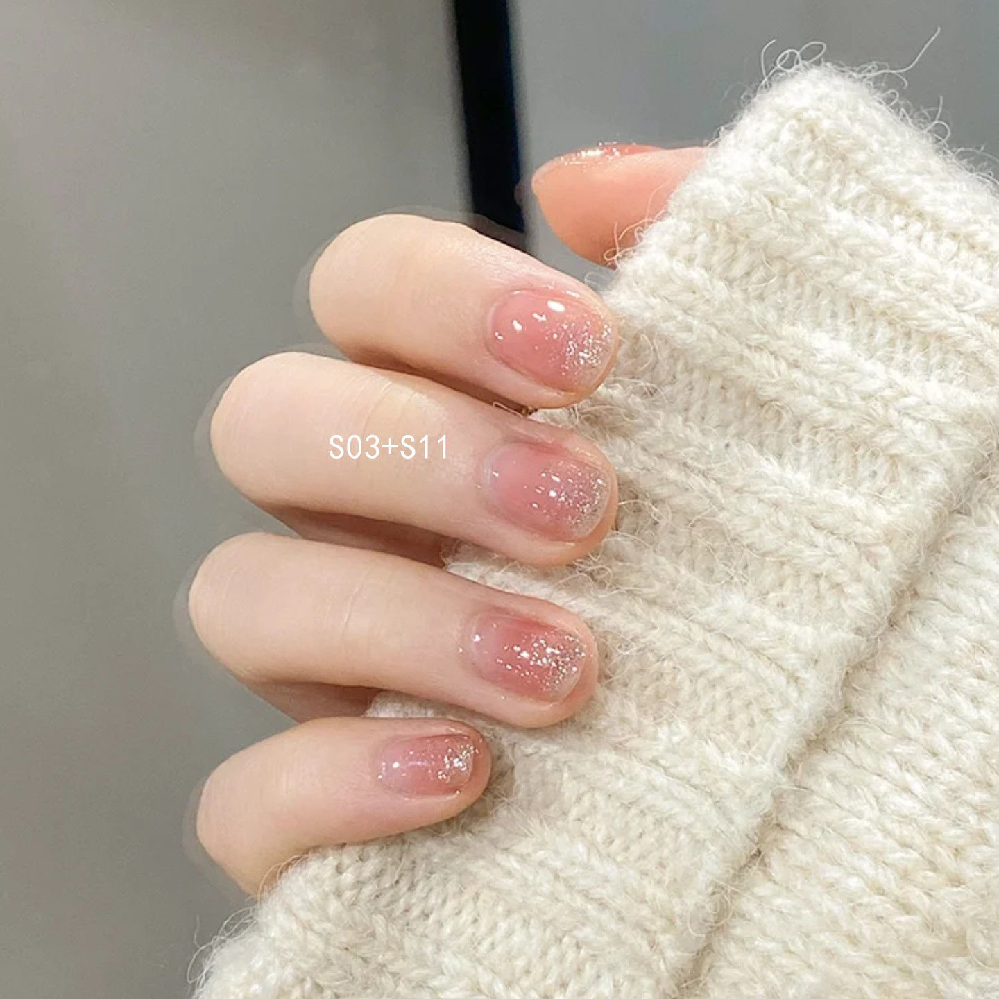 渐变裸色指甲细节图