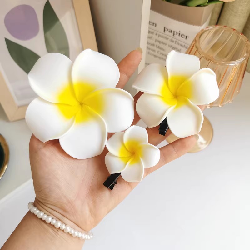 Dai ethnic group's seaside vacation, frangipani hair clips, travel photo headwear, small fairy hair clips with flower edges details Picture