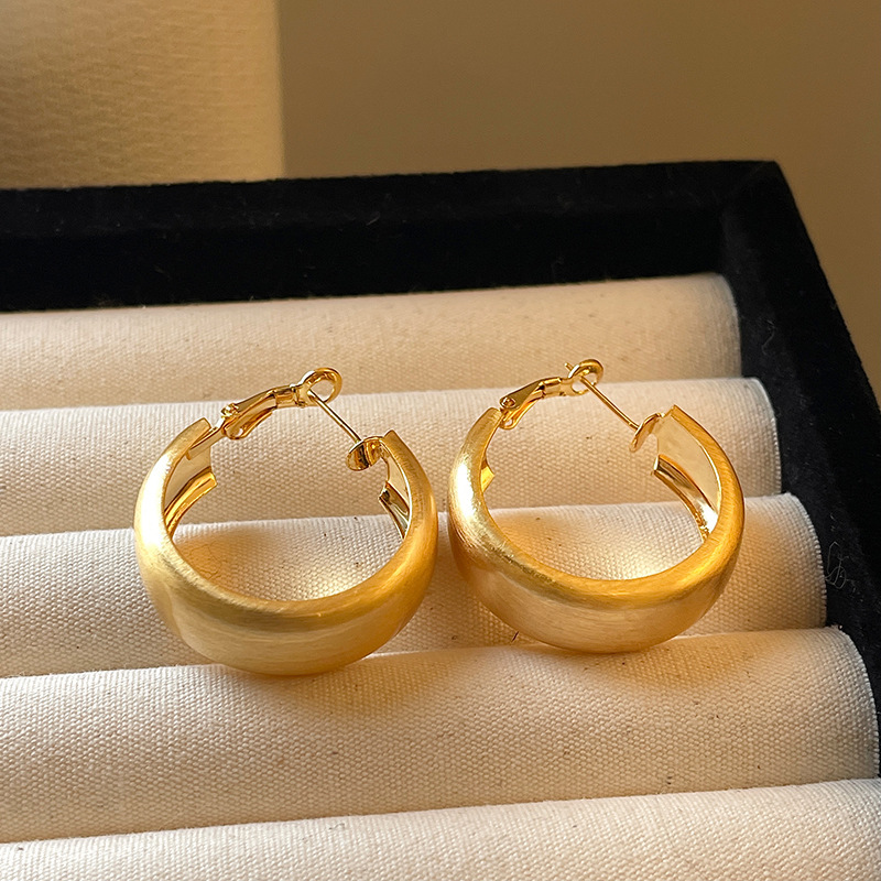 High-end matte brushed wide-brimmed ear studs for women, new commuter versatile light luxury earrings, niche style, wholesale of ear studs Specification image
