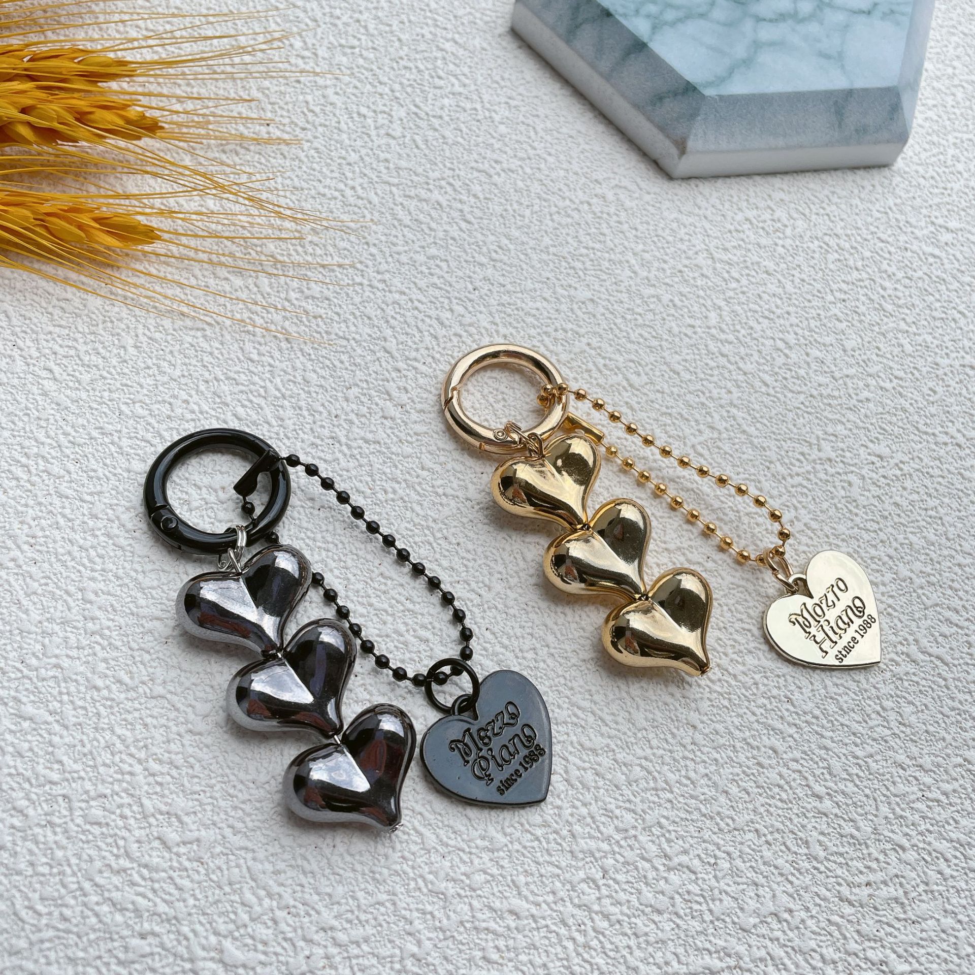 New Fart Peach Love Car Keychain Pendant Korean Simple Trend Electroplated Heart Earphone Cover Decorative Pendant Specification drawing