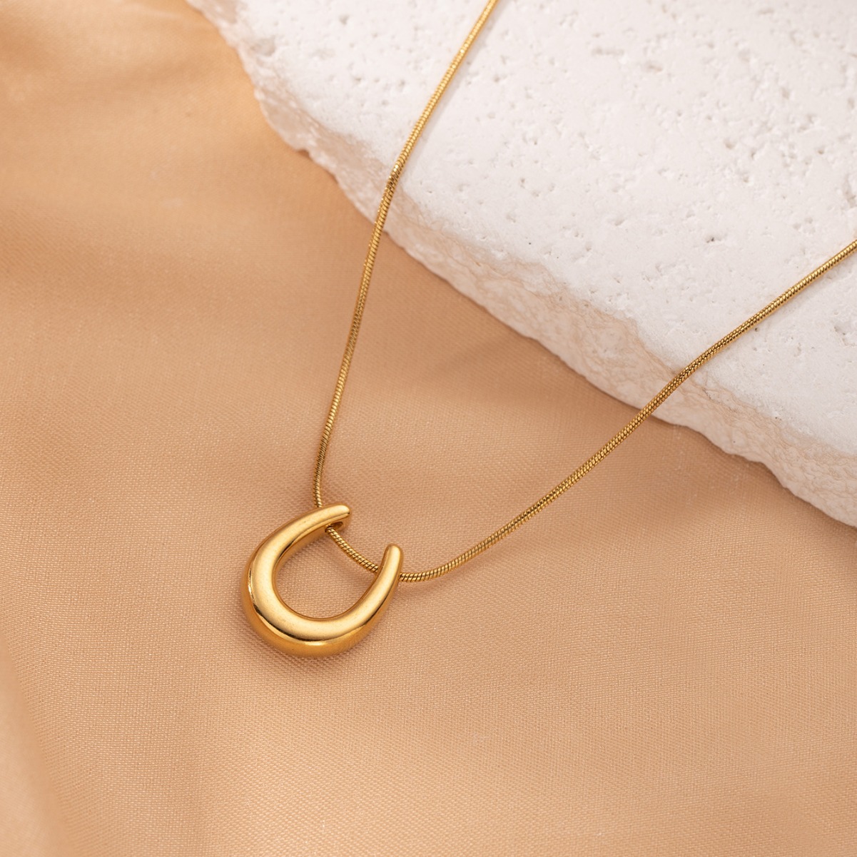 European and American fashionable and individual titanium steel irregular U-shaped necklace, versatile and simple two-color accessory jewelry, women's stainless steel Application Scenario