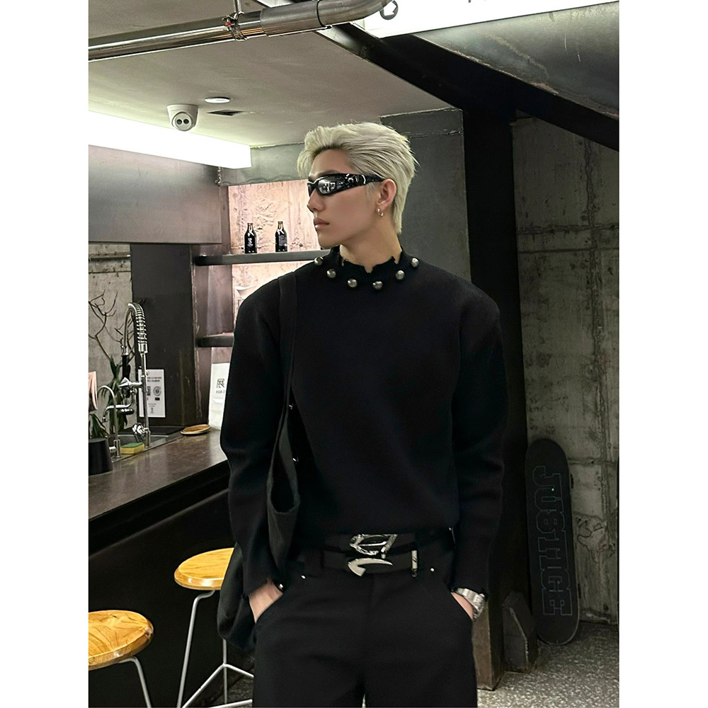 Metal button-decorated loose knitted sweater with a unique design sense, a new American trendy sweater for men in autumn and winter Specification image