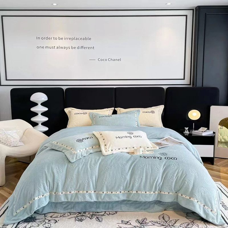 High-End Super Soft Milk Velvet Embroidered Four-Piece Thickened Warm Winter Carved Velvet Wide Edge Bedding Kit For Home Use