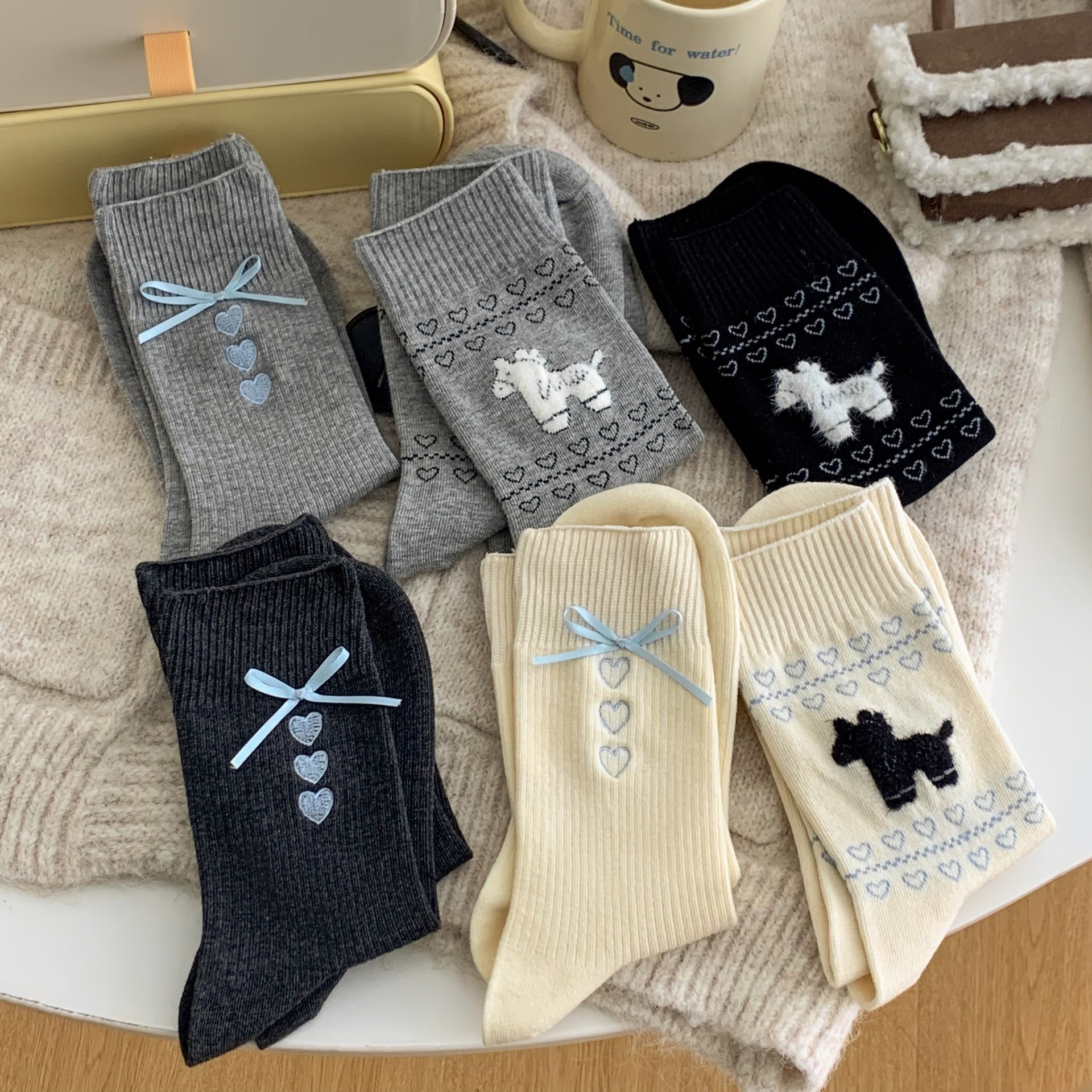 One-piece delivery service for socks at the street stall: Korean-style embroidered heart-shaped grey socks, mid-calf socks, blue ribbon bow, sweet pile socks, MIU-style girls' socks details Picture