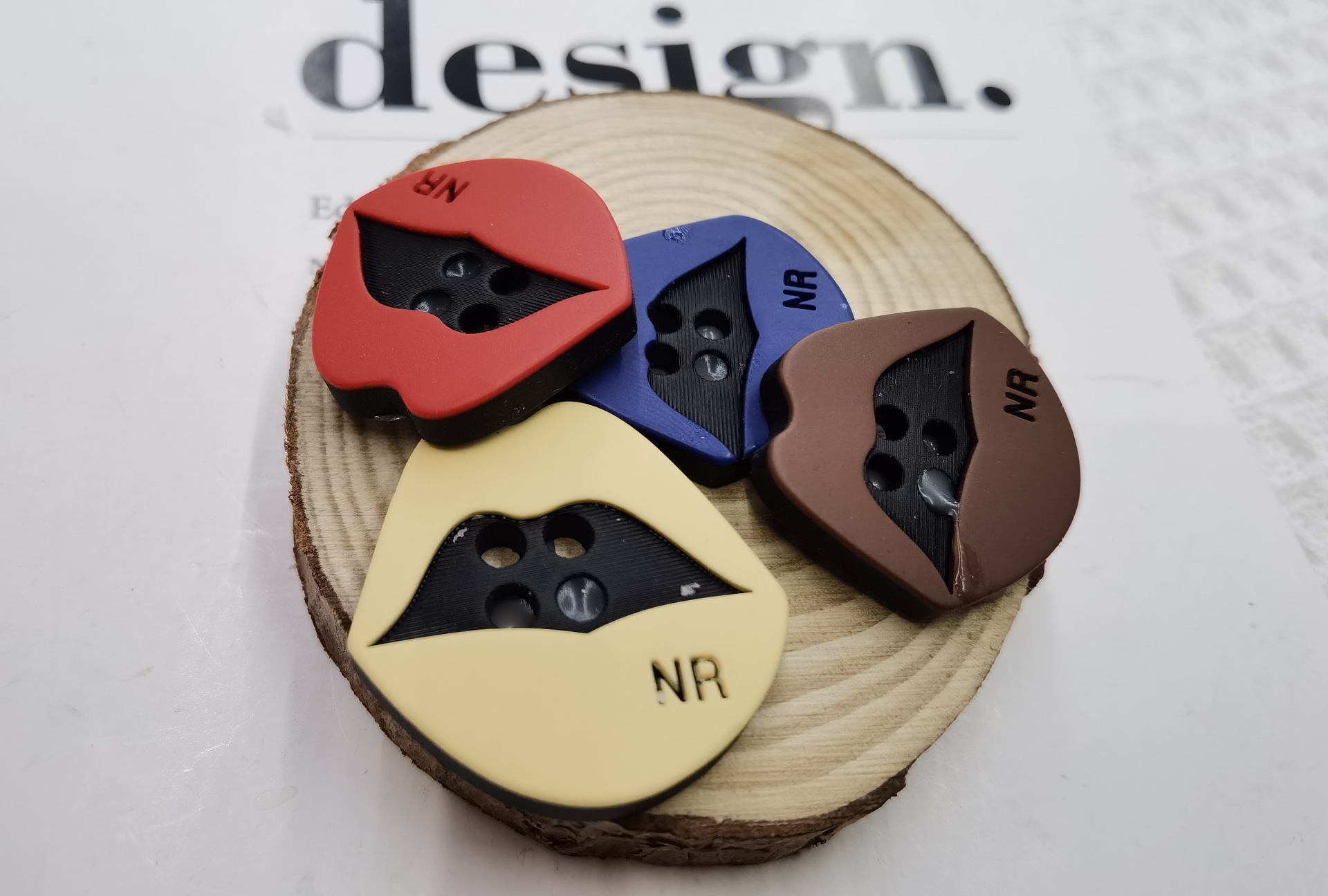Red buttons, black and white resin, two eyes, red extra-large buttons, women's windbreaker, overcoat, woolen overcoat, clothing buttons Specification image