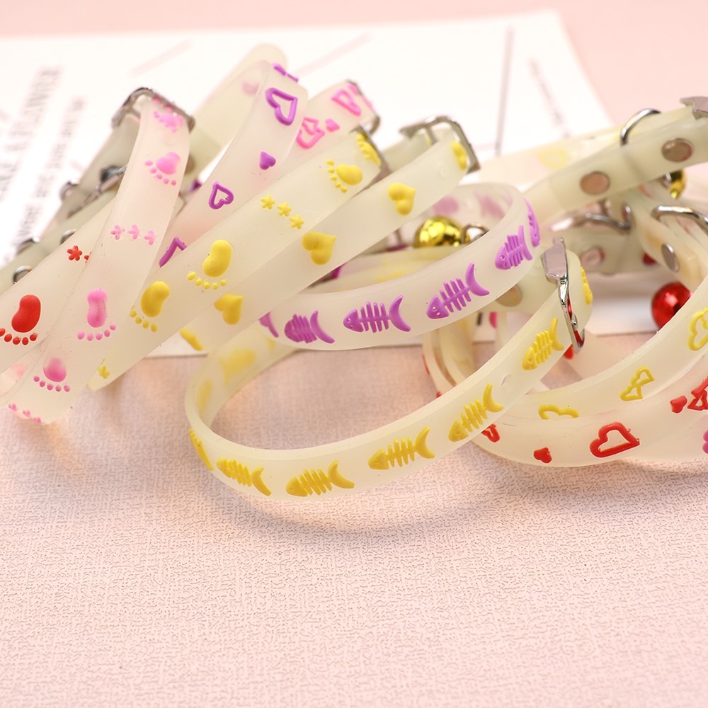Pet silicone luminous bell collar for cats and dogs to prevent them from getting lost at night, luminous collar, light-absorbing neck collar accessory details Picture