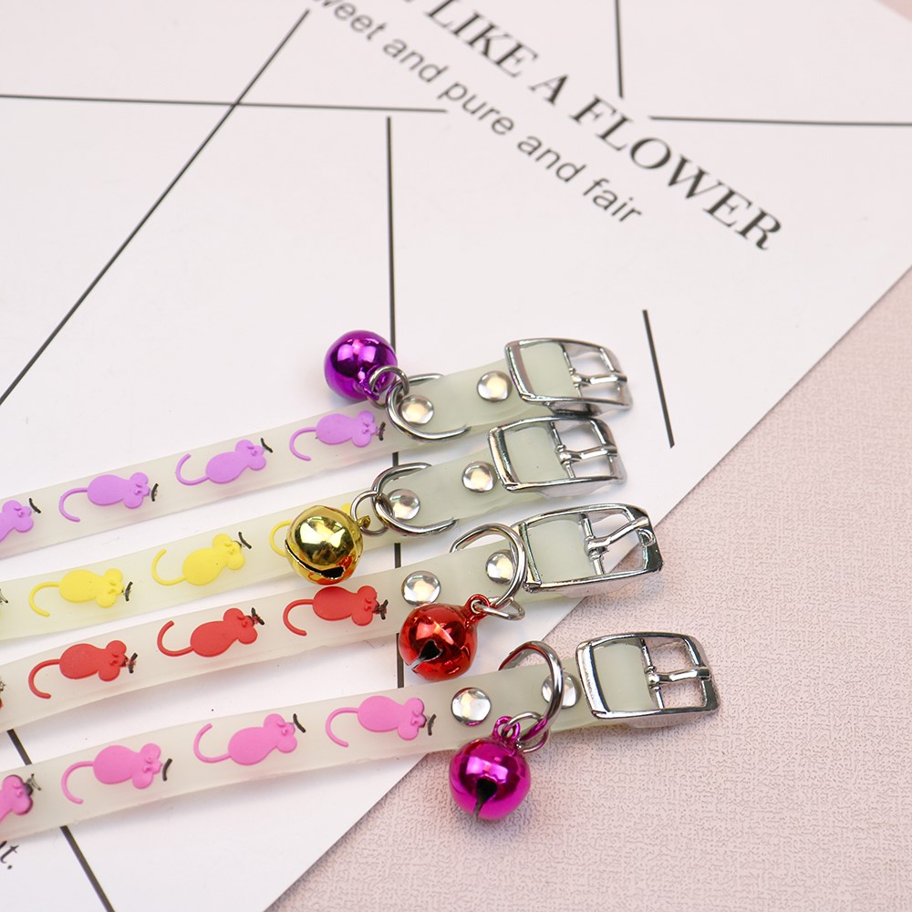 Pet silicone luminous bell collar for cats and dogs to prevent them from getting lost at night, luminous collar, light-absorbing neck collar accessory Application Scenario