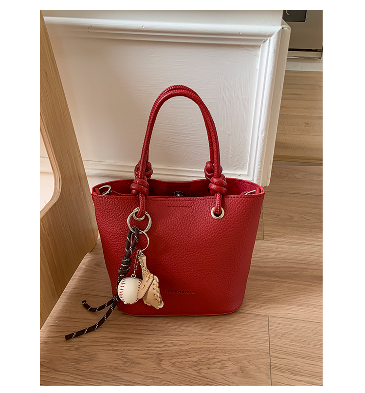 红色手提包上班杂物小拎包女夏2025新款小众设计斜挎包通勤水桶包详情17