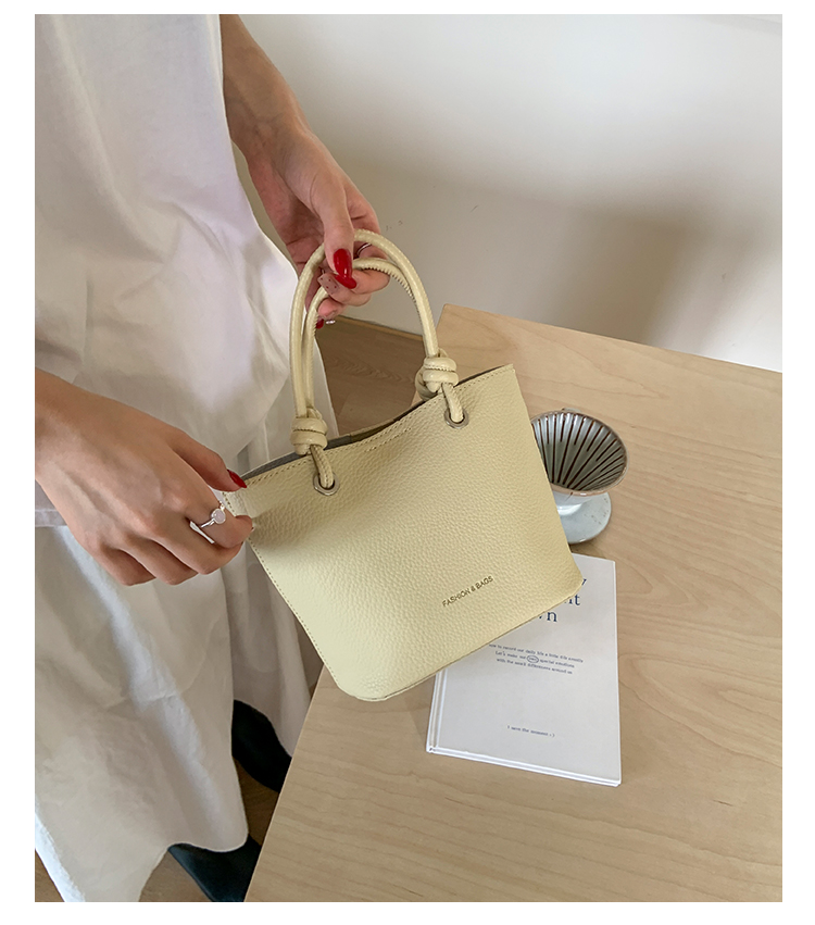 红色手提包上班杂物小拎包女夏2025新款小众设计斜挎包通勤水桶包详情14