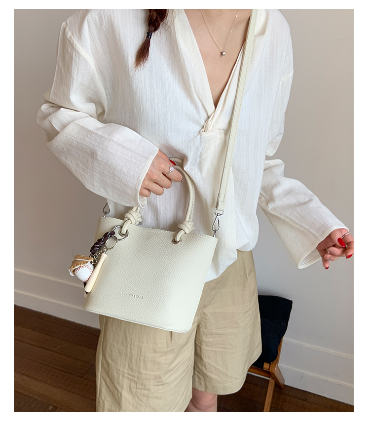 红色手提包上班杂物小拎包女夏2025新款小众设计斜挎包通勤水桶包详情8