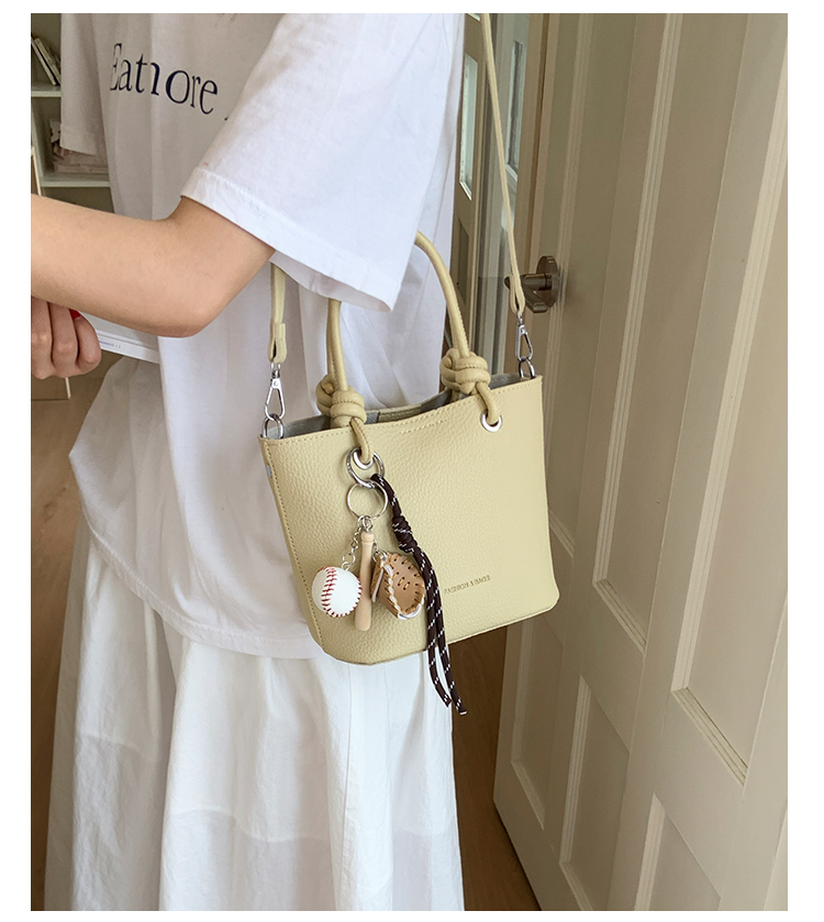 红色手提包上班杂物小拎包女夏2025新款小众设计斜挎包通勤水桶包详情13