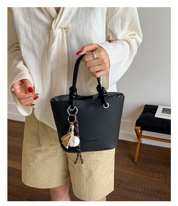 红色手提包上班杂物小拎包女夏2025新款小众设计斜挎包通勤水桶包详情12